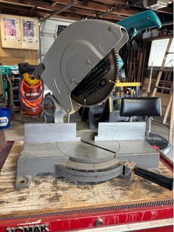 10” Makita miter chop saw.