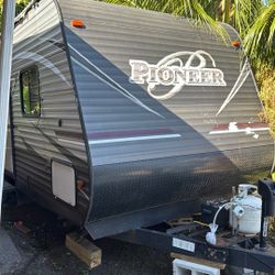 RV De 2 Cuartos 33 Pies De Largo 