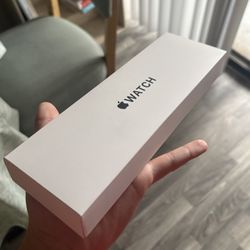 BRAND NEW APPLE WATCH SE 3 NEVER OPENED