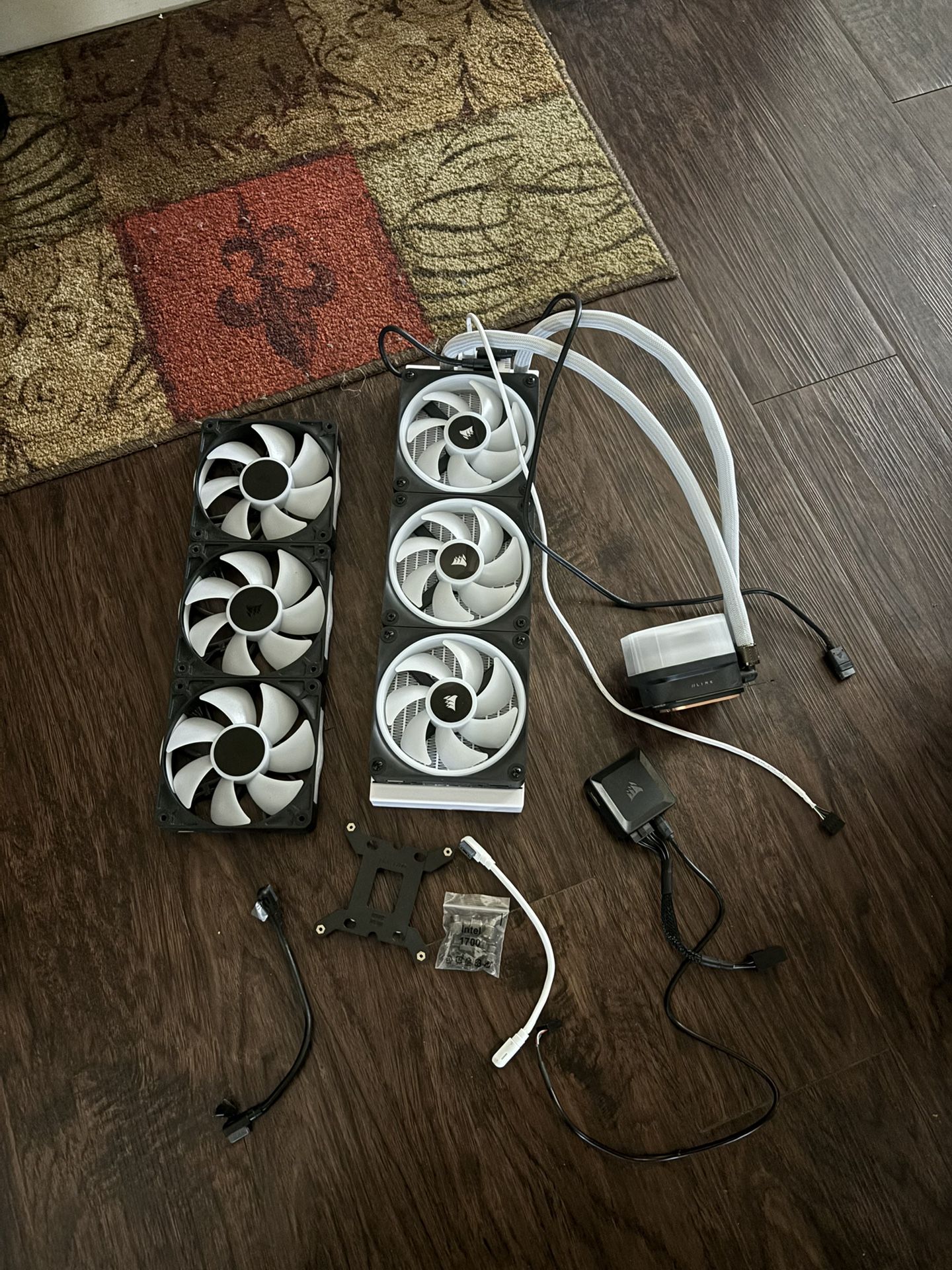 Corsair CPU Cooler 360mm LCD + 3 Fans RGB READ DESCRIPTION PICK UP ONLY NO TRADE 👉FIRM ON PRICE👈 ONLY CASH 💵 💲225 FOR All