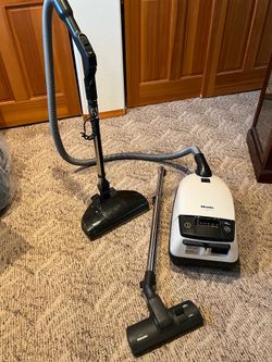 Miel Pearl Vacuum Cleaner and Electro Brush