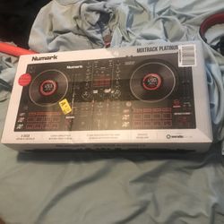 Numark Mixtrack Platinum FX