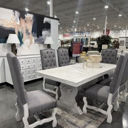 7 Pieces Dining room set / Includes; Solid wood table and 6 chairs. 