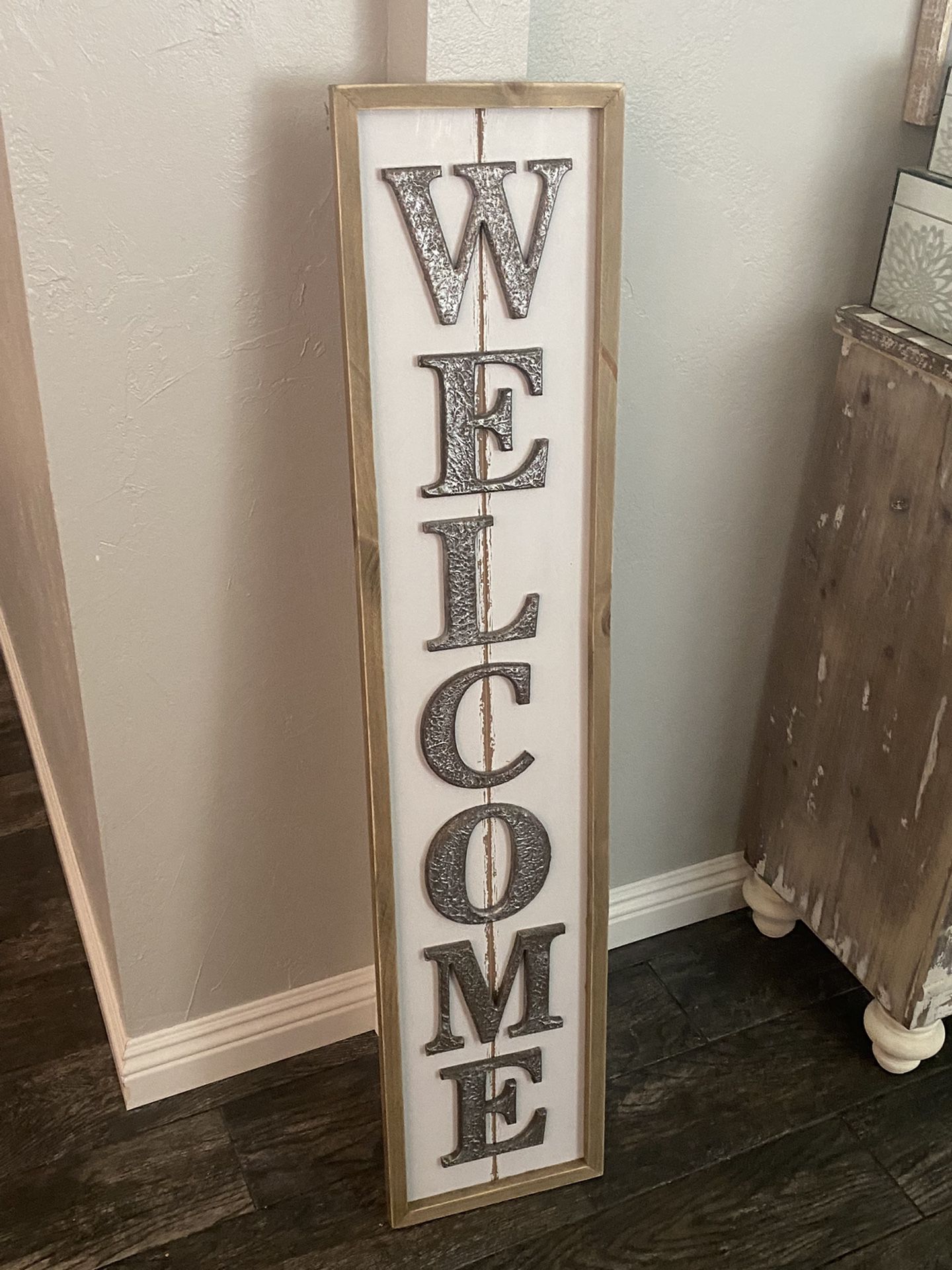 Farmhouse welcome sign