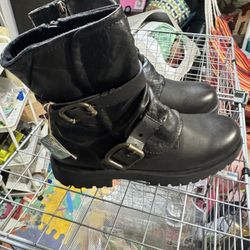 4 Earth Boots Brand New Size 9