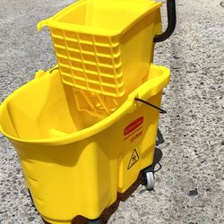 Rubbermaid WaveBrake 35 Qt. Commercial Mop Bucket c/w Side Press & Castors