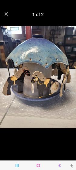 Large ceramic horse carousel
Looks like originally has something on top which is missing. Approx 10 1/12 inches tall