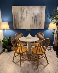 Beautiful Small Dining Set Good Condition!!! Table with 4 Chairs! I Can Deliver