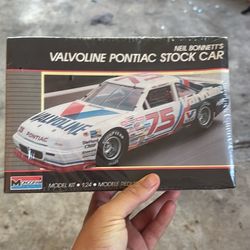 Monogram Neil Bonnett's Valvoline Pontiac Stock Car Model Kit 1:24