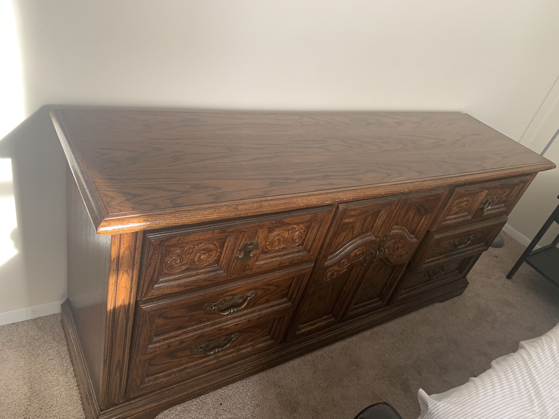 Beautiful Oak Dresser - Excellent Condition 
