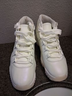 Jordan's 11 Pearl White size 10