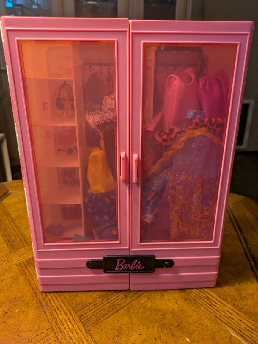 BARBIE CLOSET OF CLOTHES/SHOES