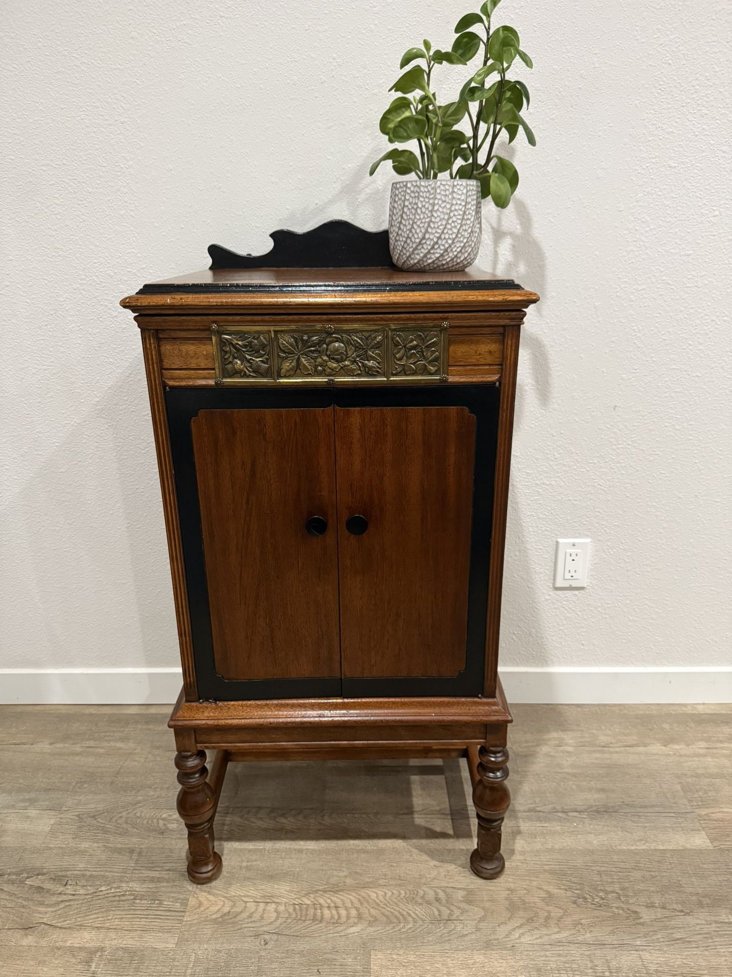 HANDSOME Cabinet - Victrola phonograph cabinet - 2 shelves - Bar Storage - delivery available