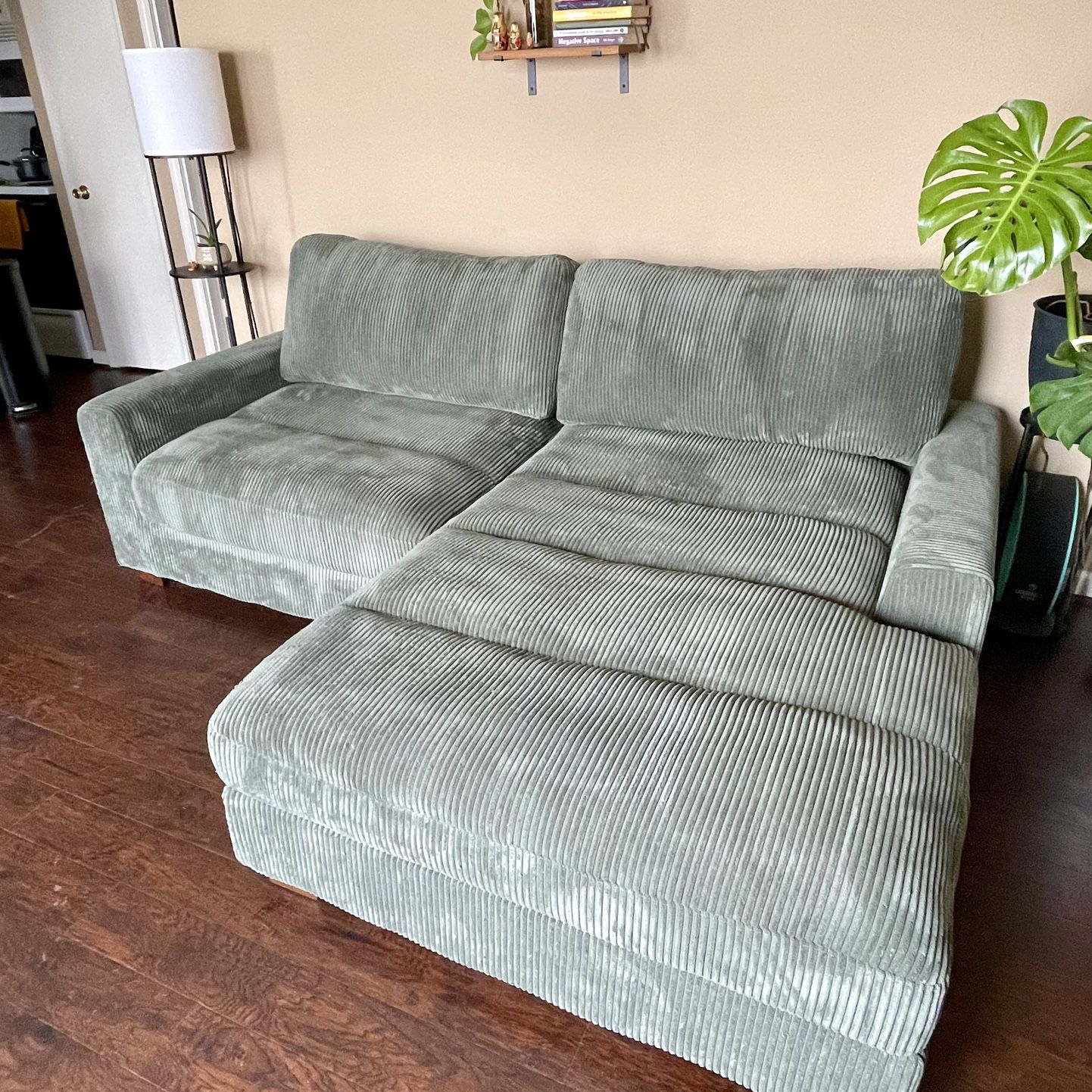 90” Right Hand Facing Sofa & Chaise