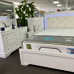 Easter Pre Sale🐣Gorgeous White 5pc Bedroom Furniture Set Available Limited Time $699🐣