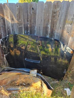 1998-01 CHEVY CAMARO SS OEM HOOD  !!NEEDS MINOR FIBERGLASS WORK!!