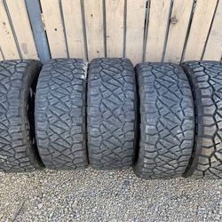 (5) Jeep Sahara 20 inch wheels and Nitto Ridge Grappler tires