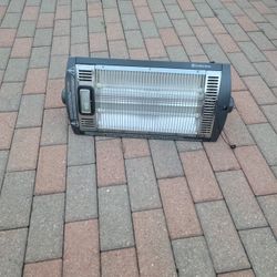 Comfort Zone Portable Electric 1500 Watt Heater With Light.