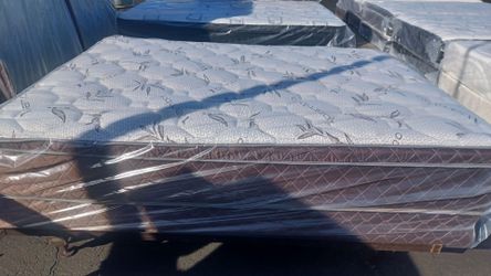Brand New Twin Size Pilllowtop Mattress and box Spring free delivery The delivery is free for 20 minutes