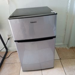 Galanz Mini Fridge w/freezer-works great,.great shape