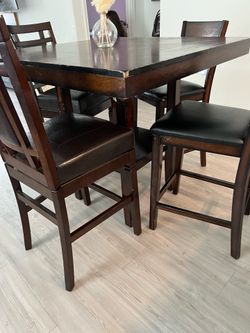 Table with 4 chairs