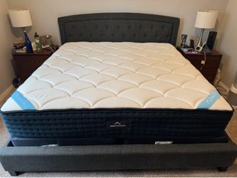 Like New Dreamcloud Premier Hybrid King Mattress