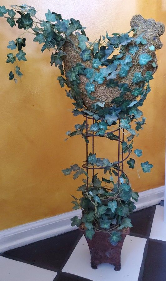 Rooster table decor Topiary Ivy in metal pot moss faux