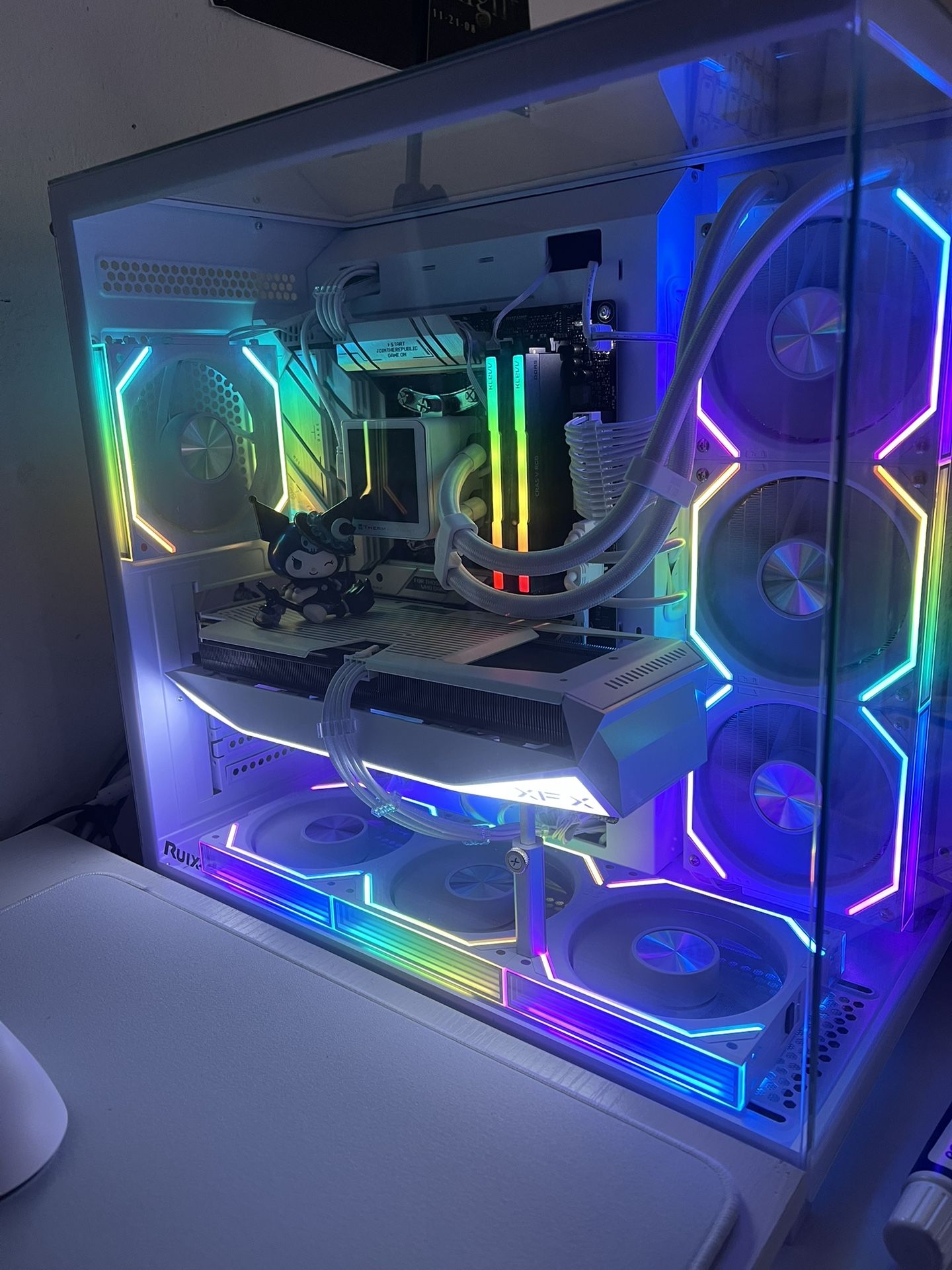 white gaming pc mid-end