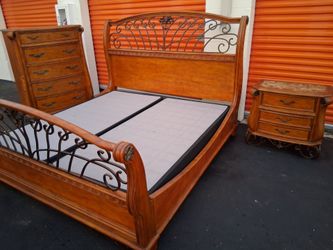 Kng Sz Bd St With Base Good Condition