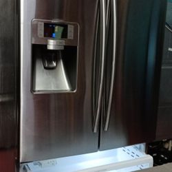 Refrigerator Samsung $399