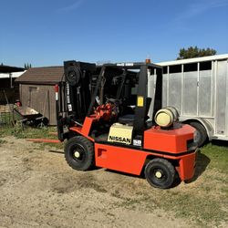 Nissan Forklift (READ LISTING)