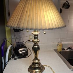  BEAUTIFUL VINTAGE  SOLID BRASS TABLE LAMP WITH  DOUBLE PULL CHAIN  NICE AND  SHINNING BRASS 
