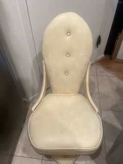 Vintage Cream Tufted Vinyl Chair