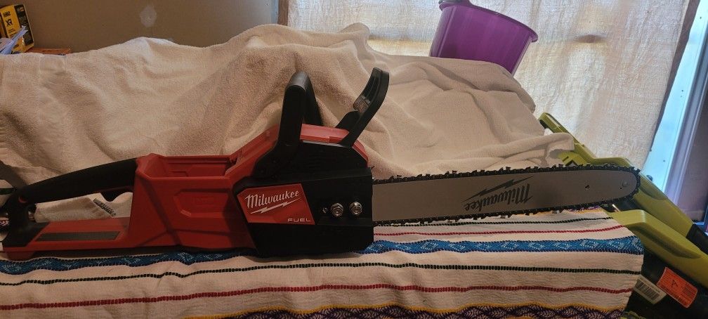 Milwaukee 2727-20 M18 FUEL 16" 18V Lithium-Ion Brushless Cordless Chainsaw