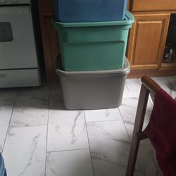 3 Storage Containers With Tops 