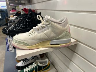 Pastel white shoes, Nike