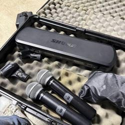 Shure Dual Wireless mics., receiver, Cables W/caring Flight case.
