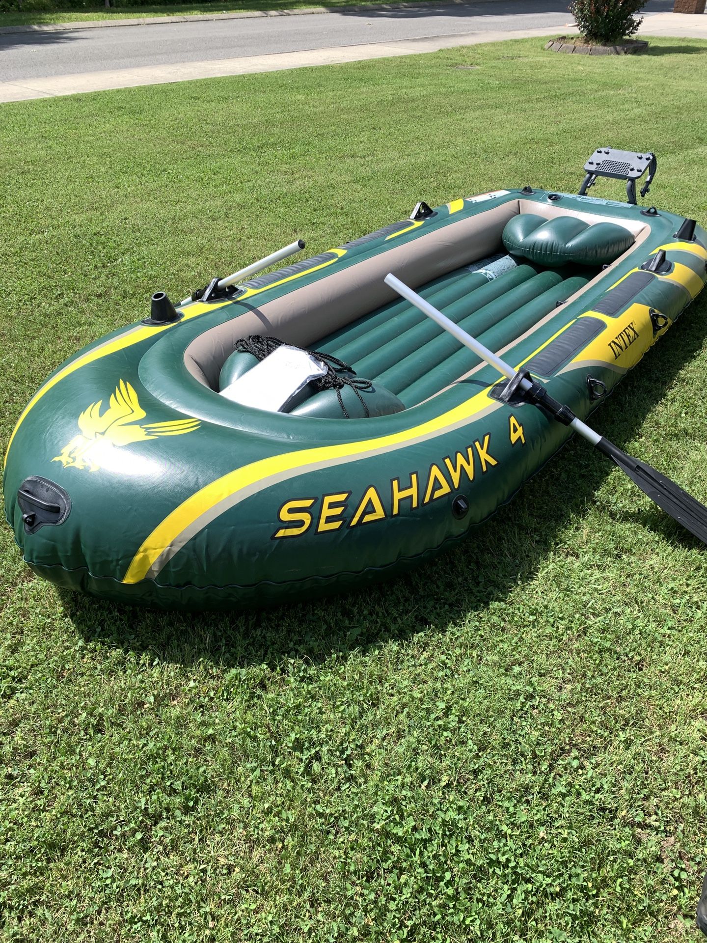 Intex SeaHawk 4 Inflatable Boat With Oars, Motor Mount, And Detachable Motor