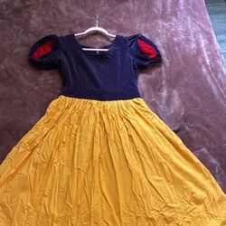 Handmade, Princess Snow White Dress Halloween Costume (Medium/Size 4). 