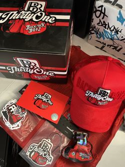 Back pack boys x 31 hats 