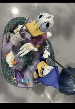 Disney Donald And Daisy Duck Looks Like Rain Statue Wdcc for