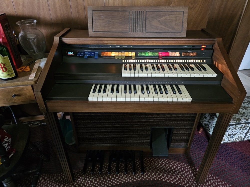 LOWREY DEBUT ELECTRIC ORGAN