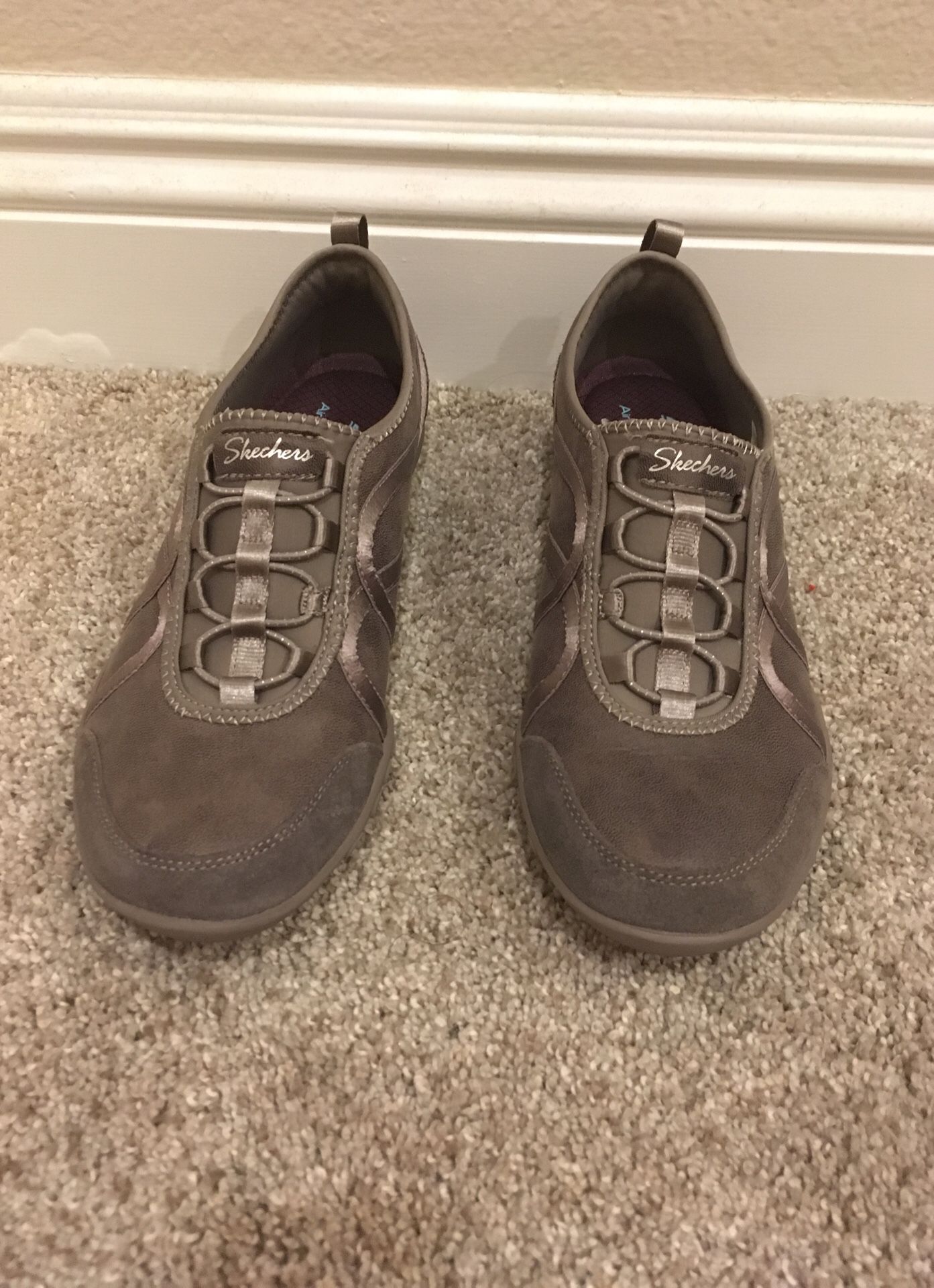 Hvad angår folk kantsten hval Skechers Relaxed Fit Air-Cooled Memory Foam/ Light Brown/ Suede, Leather,  Satin/ women's size 7M for Sale in Corona, CA - OfferUp
