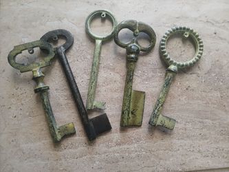 Set of 5 Vintage Decorative Skeleton Keys, OBO