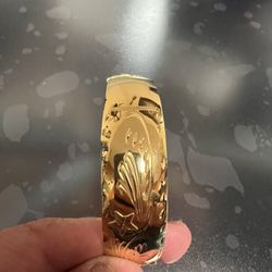 Yellow gold bracelet very pretty never used color never change for only $40