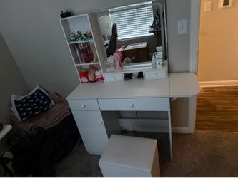 Makeup vanity