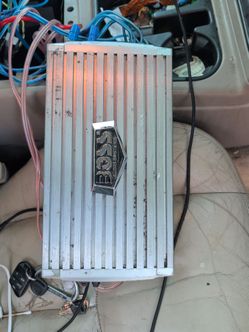 Boss 1800 watt amp