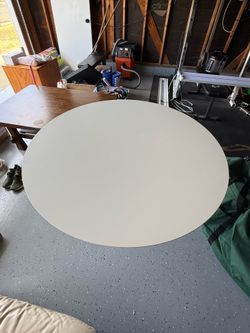 White round dinning table