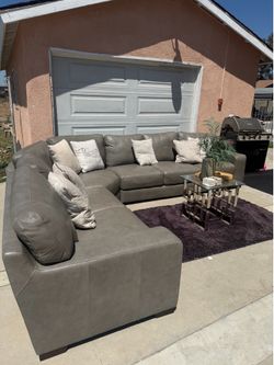 Living spaces sectional couch 🛋️
