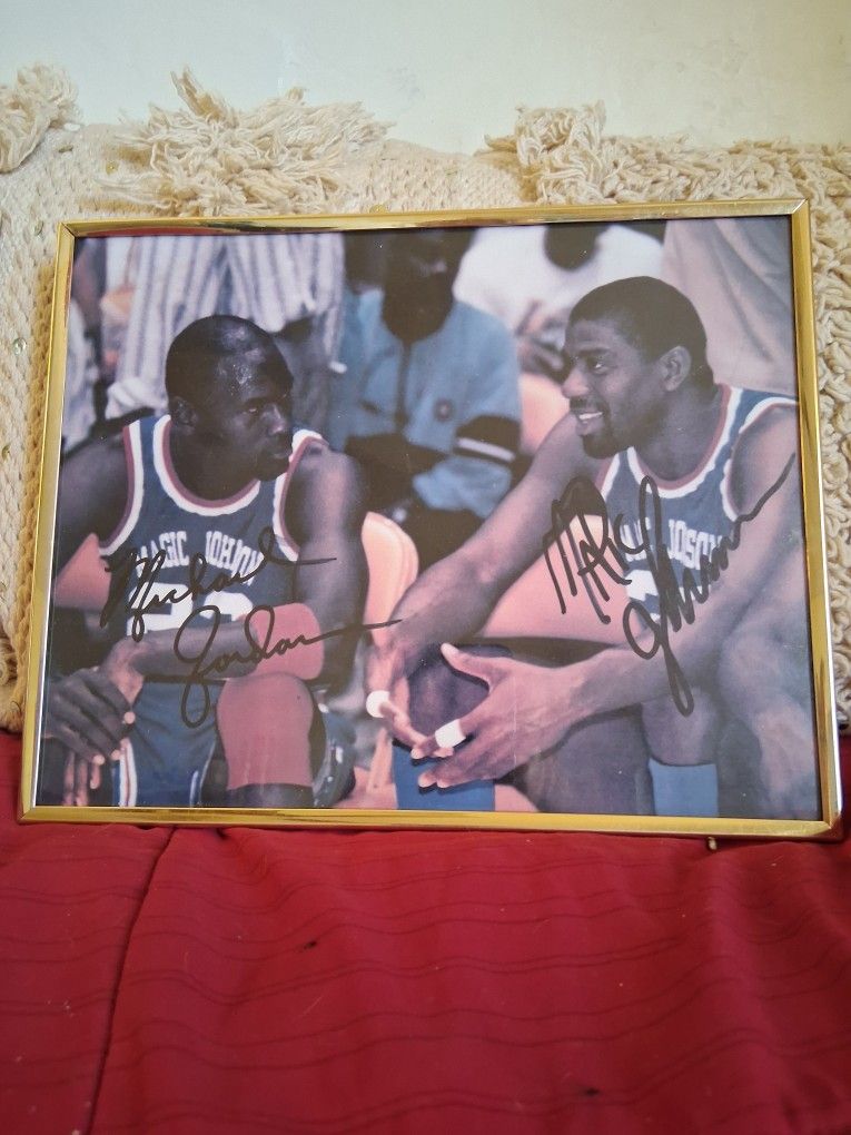 4 Framed Basketball Player Prints. 8 X 10. $20